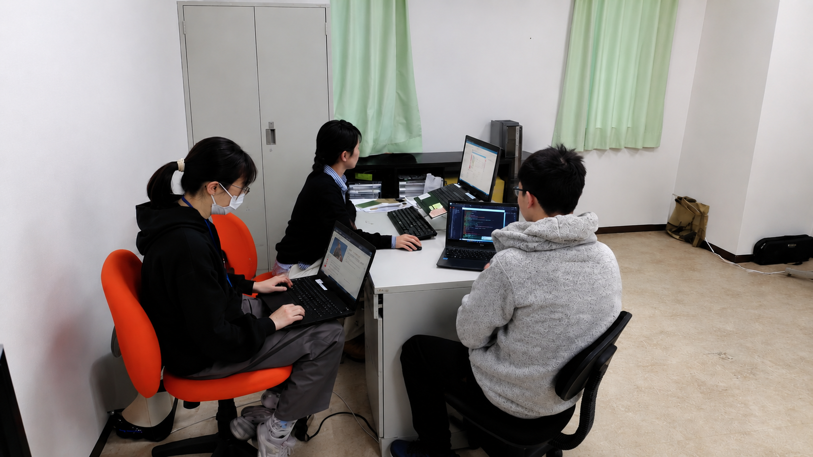 スタッフ3名で勉強会をしている様子