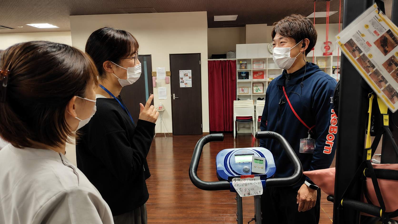 ReBorn・さんぽのスタッフと情報交換している様子